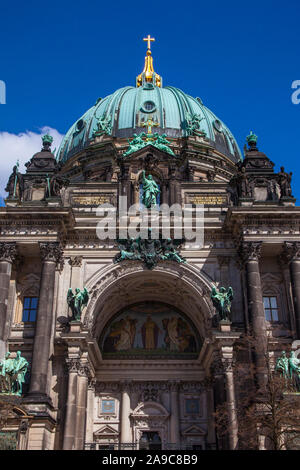 Ein Blick auf den Berliner Dom, auch als Berliner Dom in der historischen Stadt Berlin in Deutschland bekannt. Stockfoto