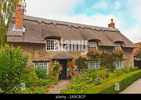 Reetdachhaus von der Beck in Thornton-le-Dale North Yorkshire Stockfoto