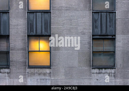 Symmetrische Windows, eine helle und eine dunkle auf städtischen Gebäuden Stockfoto
