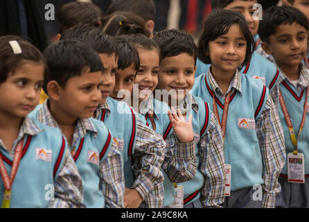 New Delhi, Indien. 14 Nov, 2019. Schule Kinder posieren für Fotos am Tag der Kinder in Neu Delhi, Indien, an November 14, 2019. Tag der Kinder ist am 07.11.14 über Indien gefeiert für das Bewusstsein für die Rechte der Kinder. Credit: Javed Dar/Xinhua/Alamy leben Nachrichten Stockfoto