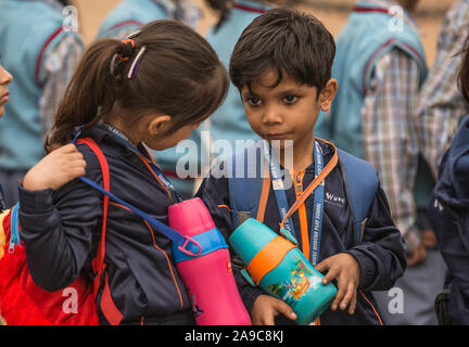 New Delhi, Indien. 14 Nov, 2019. Schule Kinder miteinander reden am Tag der Kinder in Neu Delhi, Indien, an November 14, 2019. Tag der Kinder ist am 07.11.14 über Indien gefeiert für das Bewusstsein für die Rechte der Kinder. Credit: Javed Dar/Xinhua/Alamy leben Nachrichten Stockfoto