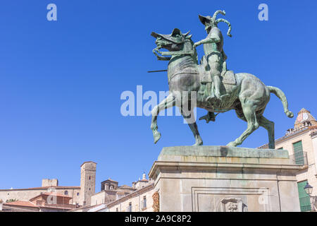 Trujillo, Caceres, Spanien. September, 29, 2.019-Statue der Eroberer Francisco Pizarro auf dem Hauptplatz mit blauem Himmel Hintergrund Stockfoto