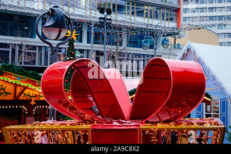 Weihnachtsschmuck am Weihnachtsmarkt in der Gedächtniskirche neue Stockfoto