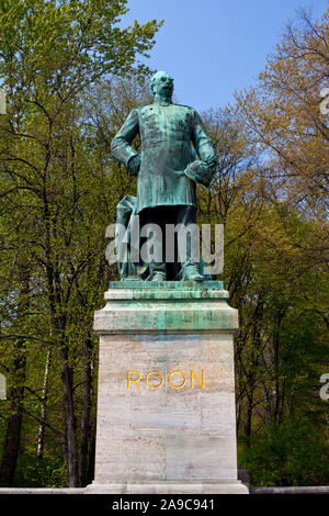 Eine Statue von Albrecht von Roon, der historischen Preußischen Soldat und Staatsmann, im Tiergarten in Berlin. Stockfoto