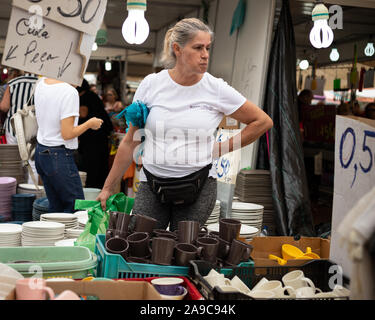 Vilareal de Santo Antonio, Portugal - Okt 12 2.019 - Keramische Verkäufer im Markt mit Plastikbeuteln. Stockfoto