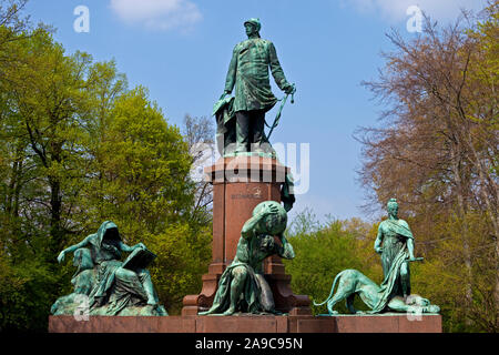 Ein Blick auf den historischen Bismarck Denkmal im Tiergarten in Berlin, Deutschland. Es handelt sich um Prinz Otto von Bismarck, der erste Kanzler der t gewidmet Stockfoto