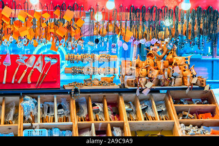 Marktstand mit traditionellen Souvenirs im Winter Rovaniemi neue Stockfoto