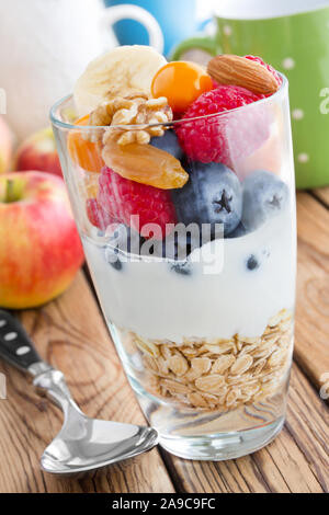 Frühstück Eiche flakes Joghurt mit Zutaten Stockfoto