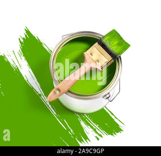 Grüne Farbe blechdose mit Bürste oben auf weißem Hintergrund mit grünen Anschläge Stockfoto