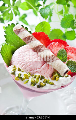 Eis und Erdbeeren Stockfoto
