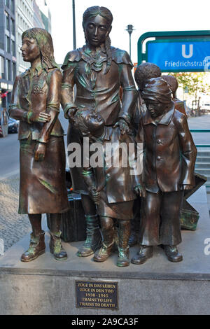 Berlin, Deutschland - 16. April 2011: Die kindertransport Memorial Statue, außerhalb der Friedrichstraße Bahnhof entfernt in der historischen Stadt von Berli Stockfoto