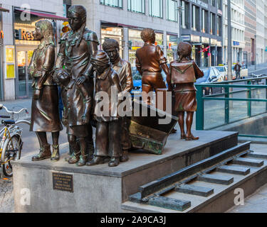 Berlin, Deutschland - 16. April 2011: Die kindertransport Memorial Statue, außerhalb der Friedrichstraße Bahnhof entfernt in der historischen Stadt von Berli Stockfoto