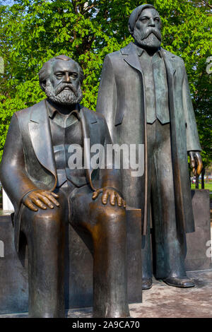 Berlin, Deutschland - 17. April 2011: Statue von Karl Marx und Friedrich Engels, Marx-Engels-Forum in der Stadt Berlin, Deutschland. Marx und Ger Stockfoto