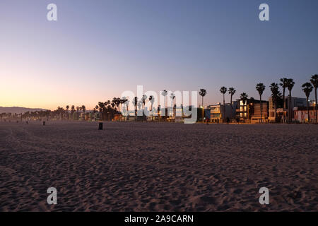 Sonnenuntergang am Strand mit Blick auf Palmen und Santa Monica Promenade Stockfoto