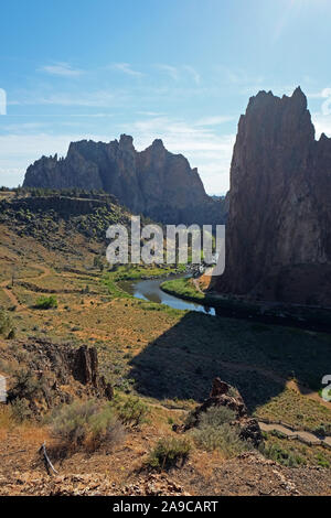 Zerklüftete Berge und Kurven Fluss in eine grüne Landschaft mit blauem Himmel Stockfoto