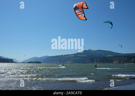 Kite Boarding an einem windigen Tag mit weissen Kappen des Columbia River. Stockfoto