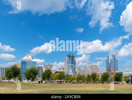 Blick auf die Skyline der Innenstadt von smale Riverfront Park, Cincinnati, Ohio, USA. Stockfoto