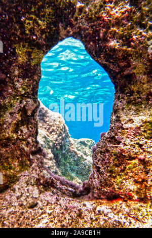 Ein Unterwasser-shot zeigt eine natürliche Fenster geschnitzt mit einer spektakulären Aussicht. Schuß an Bahar ic-Caghaq in der Mittelmeer insel Malta Stockfoto