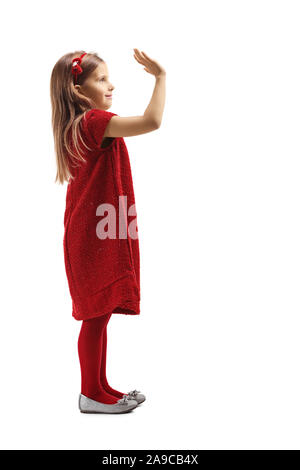 Volle Länge Profil geschossen von einem kleinen Mädchen im roten Kleid Begrüßung mit der Hand auf weißem Hintergrund