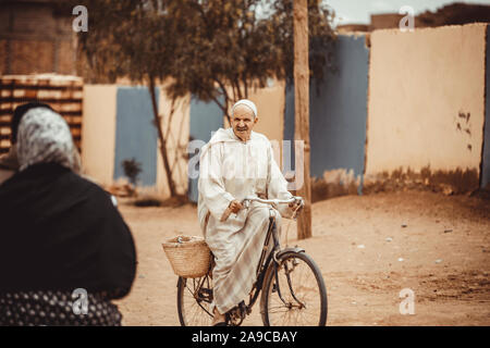 Alter Mann, Radfahren auf der Straße Stockfoto