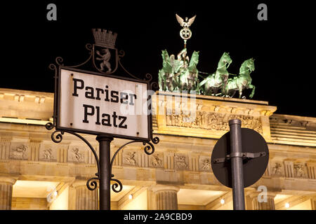 Ein Pariser Platz Straßenschild mit dem berühmten Brandenburger Tor Bild im Hintergrund, in Berlin, Deutschland. Stockfoto