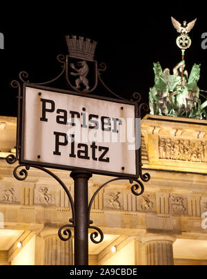 Ein Pariser Platz Straßenschild mit dem berühmten Brandenburger Tor Bild im Hintergrund, in Berlin, Deutschland. Stockfoto