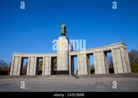 Berlin, Deutschland - 31. Oktober 2012: Sowjetische Ehrenmal im Tiergarten, Berlin, für die Sowjetunion Krieg tot, insbesondere die 80.000 Soldaten wh Stockfoto