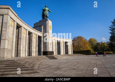 Berlin, Deutschland - 31. Oktober 2012: Das Sowjetische Ehrenmal im Tiergarten in Berlin, die sich mit der Sowjetunion Krieg tot, insbesondere die 80, Stockfoto