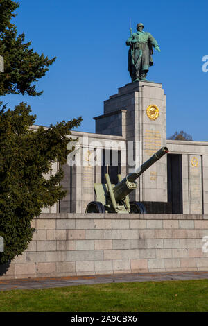 Berlin, Deutschland - 31. Oktober 2012: Sowjetische Ehrenmal im Tiergarten, Berlin, für die Sowjetunion Krieg tot, insbesondere die 80.000 Soldaten wh Stockfoto