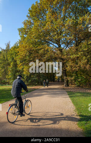 Berlin, Deutschland - 31.10.2012: Radfahrer und Wanderer durch den schönen Tiergarten in der Stadt Berlin, Deutschland reisen. Stockfoto