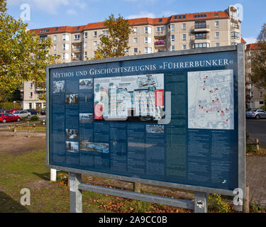 Berlin, Deutschland - 31. Oktober 2012: ein Hinweisschild an der deutschen Sprache berechtigt, den Mythen und der Geschichte der Führerbunker, auf dem Land, wo Stockfoto