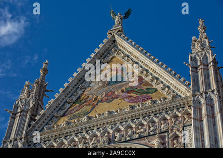 Der Dom von Siena ist eine Italienische romanisch-gotische Kathedrale mit einer beeindruckenden Fassade ist mit Skulpturen und architektonische Details, Toskana, Italien überfüllt Stockfoto