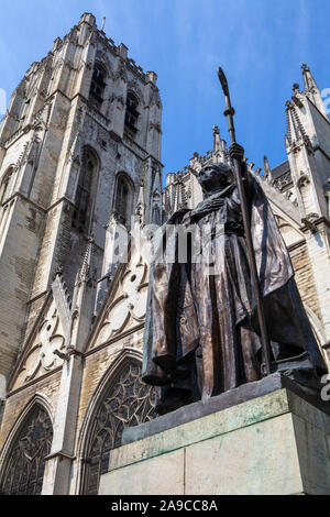 Eine Statue von Kardinal Mercier außerhalb von St. Michael und St. Gudula Kathedrale in der Stadt Brüssel, Belgien. Stockfoto