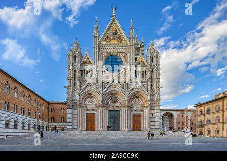 Touristen besuchen Sie die Kathedrale von Siena. Duomo di Siena ist die romanisch-gotische Kathedrale ist ein wichtiger touristischer Anziehungspunkt in Siena, Toskana, Italien Stockfoto