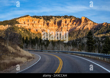 Utah State Road 14 Überschrift Cedar Canyon in der Nähe von Cedar Breaks und Bryce Canyon. In der Ferne ist ein großer Felsen von Orange und Rot rock hoodoo Towers Stockfoto