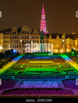 Die schöne Aussicht vom Mont des Arts in der Stadt Brüssel, Belgien. Die Turmspitze der Brüsseler Rathaus gesehen werden kann, zusammen mit der Statue des Königs Al Stockfoto