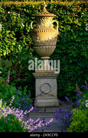 Konkrete urn und Sockel, klassische Urne und Sockel, Garten, Garten, buche Hedge, ruhigen Gegend, ruhigen Raum, Garten, Gärten, RM Floral Stockfoto