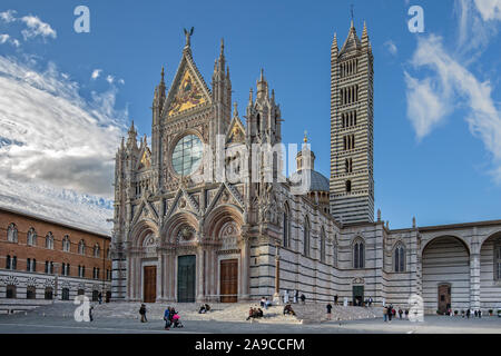 Touristen besuchen Sie die Kathedrale von Siena. Duomo di Siena ist die romanisch-gotische Kathedrale ist ein wichtiger touristischer Anziehungspunkt in Siena, Toskana, Italien Stockfoto