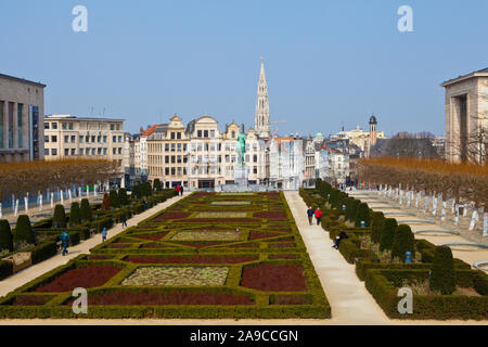 Brüssel, Belgien - 4. April 2013: Blick vom Mont des Arts in der Stadt Brüssel, Belgien. Die Turmspitze der Brüsseler Rathaus gesehen werden kann, zusammen mit Stockfoto