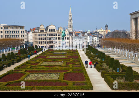 Brüssel, Belgien - 4. April 2013: Blick vom Mont des Arts in der Stadt Brüssel, Belgien. Die Turmspitze der Brüsseler Rathaus gesehen werden kann, zusammen mit Stockfoto