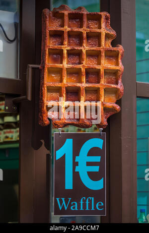 Brüssel, Belgien - 7. April 2013: ein Anbieter verkaufen Belgische Waffeln für je 1 Euro in die Stadt Brüssel, Belgien. Stockfoto