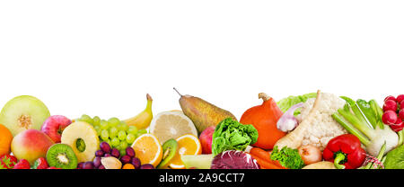 Obst und Gemüse gegen weißen Hintergrund Stockfoto