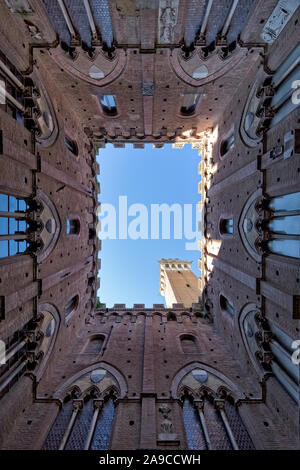 Torre del Mangia - Rathaus Glockenturm - in Siena. Blick auf Torre del Mangia von der Terrasse des Palazzo Pubblico in Siena, Toskana, Italien Stockfoto