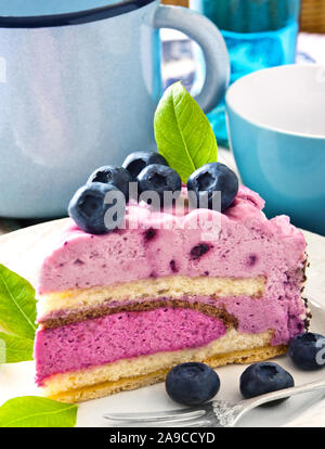 Heidelbeerkuchen und Beeren Stockfoto