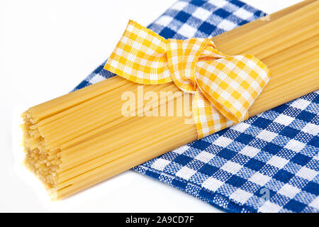 Spaghetti und Blau geprüft Serviette auf weißem Hintergrund Stockfoto