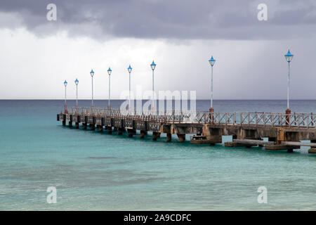 Pier in St Francis Bay an der Westküste von Barbados. Stockfoto