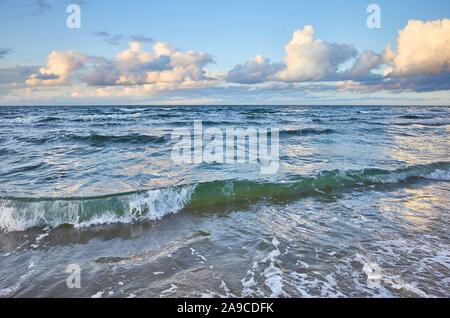 Malerische cloudscape über Meer bei Sonnenuntergang. Stockfoto