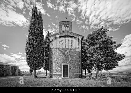 In der farbenfrohen der südlichen Toskana, befindet sich das charmante, kleine Kapelle der Madonna di Vitaleta, San Quirico d'Orcia, Siena, Toskana, Italien Stockfoto