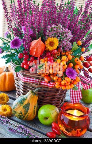 Herbstdeko mit Kürbissen und Heidekraut Stockfoto