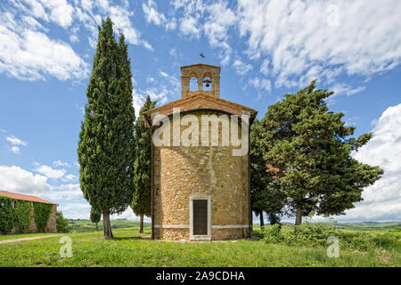 In der farbenfrohen der südlichen Toskana, befindet sich das charmante, kleine Kapelle der Madonna di Vitaleta, San Quirico d'Orcia, Siena, Toskana, Italien Stockfoto